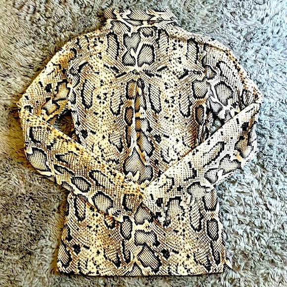 SNAKESKIN 🐍 STYLE BUTTON DOWN LONG SLEEVE - Picture 7 of 8
